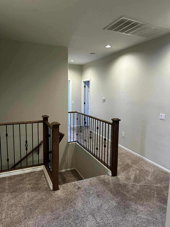 Building Photo - 1120 E Mt Shibell Dr