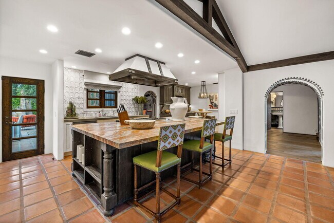 Building Photo - 535 N Belardo Rd