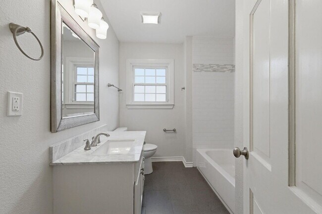 Building Photo - "Beautifully Maintained 3-Bedroom, 3-Bath Gem with Modern Updates, Spacious Living and Exceptiona...