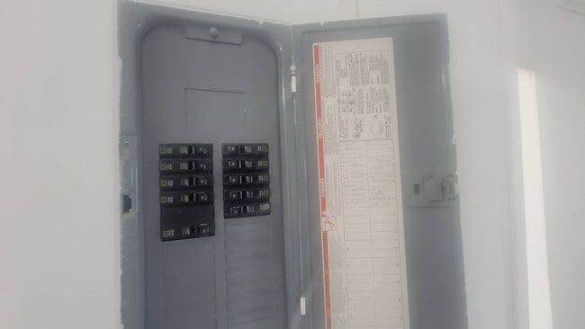 Building Photo - 1020 5th St