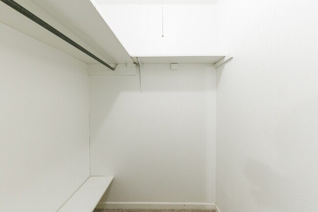 Building Photo - Cute House Convenient to Campus, Shopping,...