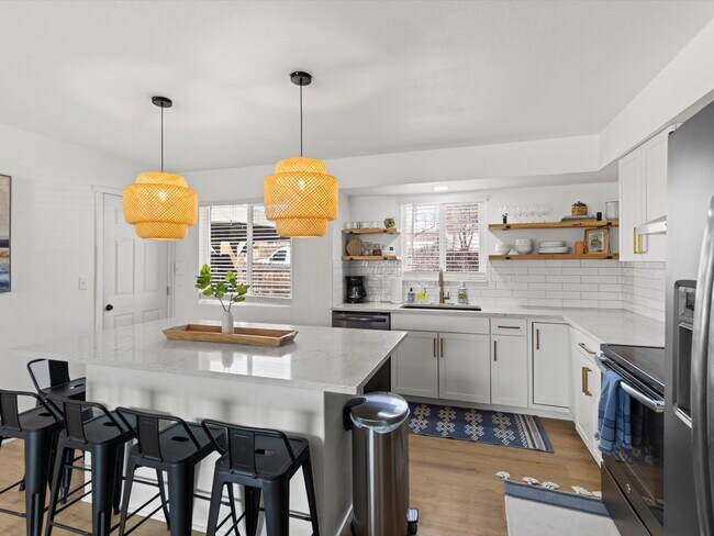 Building Photo - 4899 Sonata Dr
