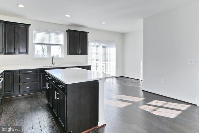 Building Photo - 210 Apsley Terrace