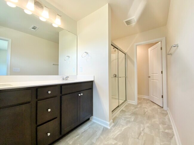 Building Photo - 836 Falls Grove Trl