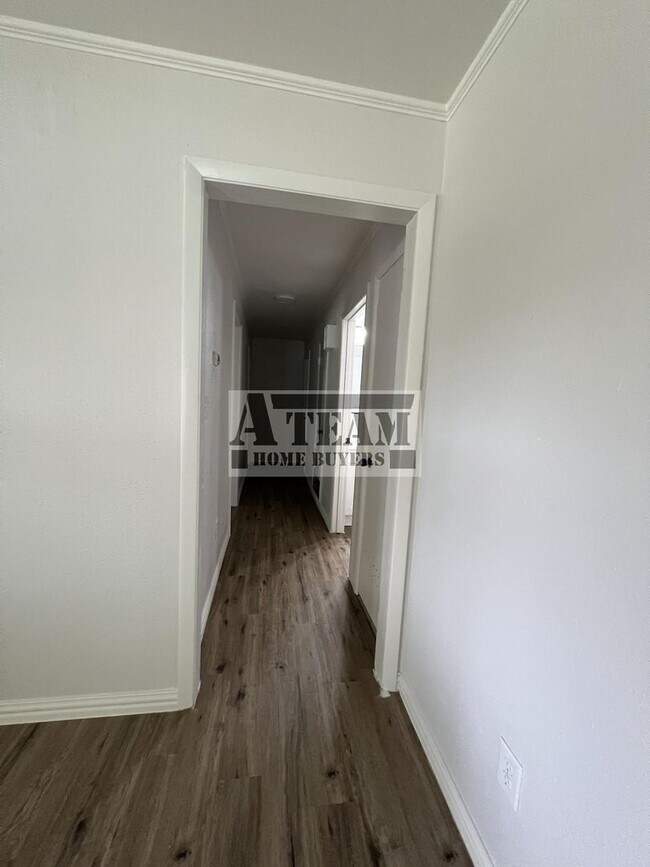 Building Photo - Updated 3 Bedroom 2 Bath Brick House in Tr...