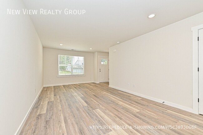 Building Photo - 504 12th Ave NE