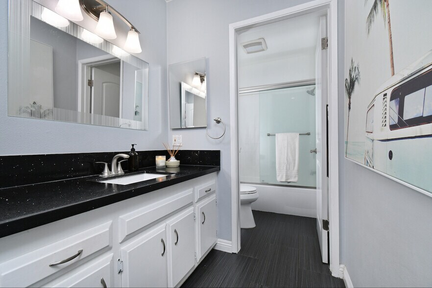 Building Photo - 1351 N Crescent Heights Blvd