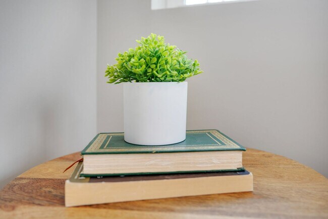 Building Photo - 423 12th Ave N