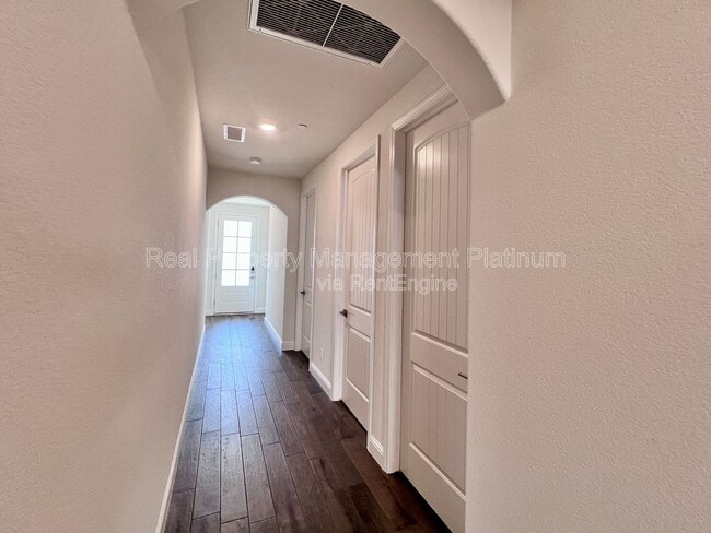 Building Photo - 1436 E Via Albero Dr