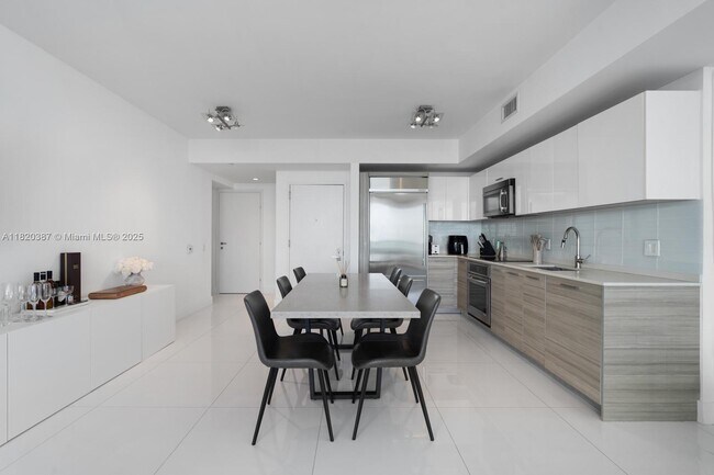 Building Photo - 1300 Brickell Bay Dr