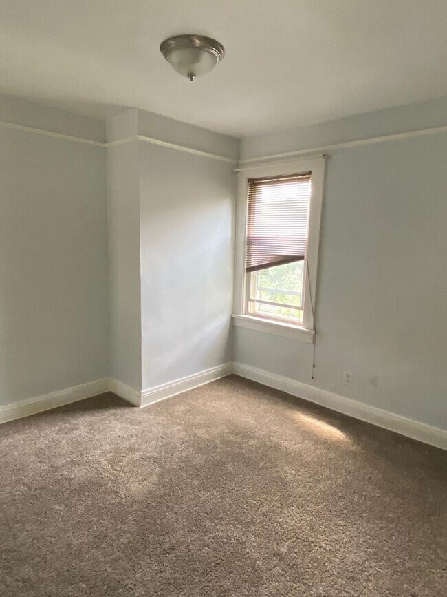 Building Photo - Charming Single-Family Home for Rent in Bedford — Quiet Street, Great Location!