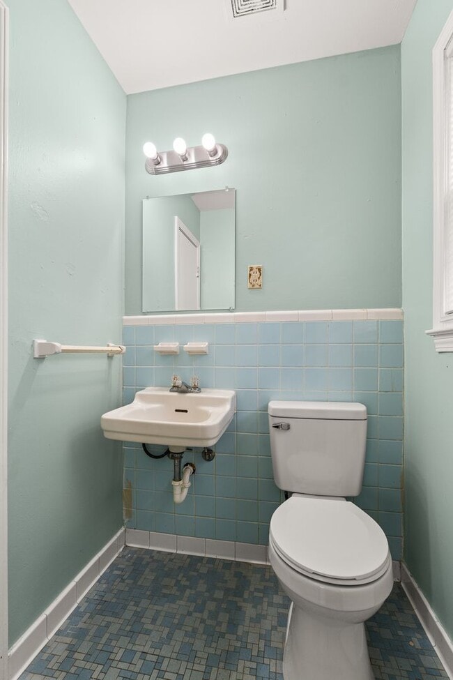 Building Photo - Renovated 4 Bedroom 1.5 Bath Home