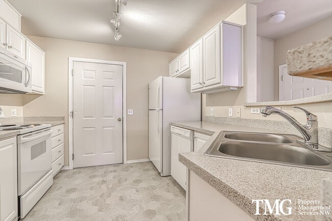 Building Photo - 2br/2ba single level condo with garage & W/D near Nike / Intel / St. Vincent Hospital  **MOVE IN ...