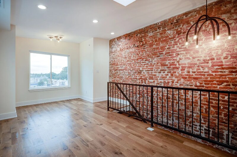 Building Photo - 2835 Diamond Dr