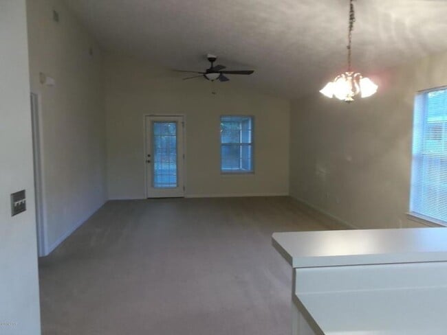 Building Photo - Cozy 3Bed/2Ba Home, Conveniently Located! *1/2 OFF Security Deposit for Active-Duty Military!!*