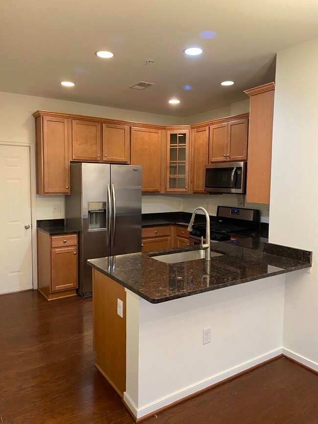 Building Photo - Stunning 3 Bedroom Townhouse in Gaithersburg!