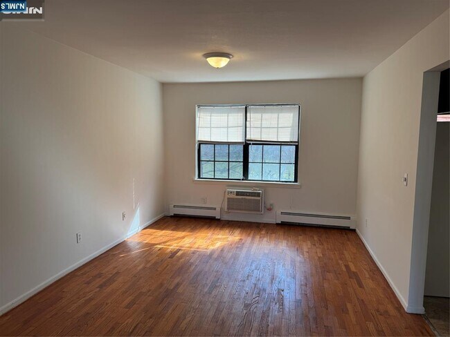 Building Photo - 252 Collignon Way