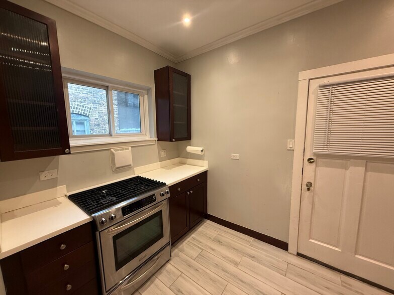 Building Photo - 534 W Brompton Ave