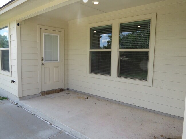 Building Photo - 4902 Karen Grn Dr
