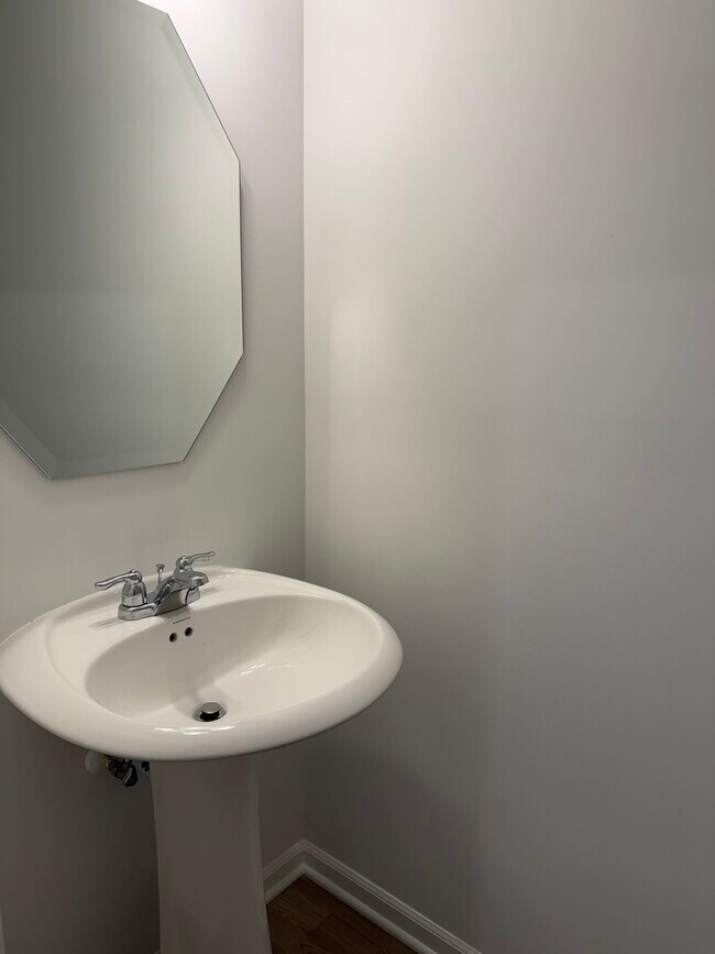 Building Photo - 302 Kingsport Dr