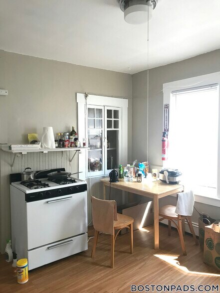 Building Photo - 357 Windsor St