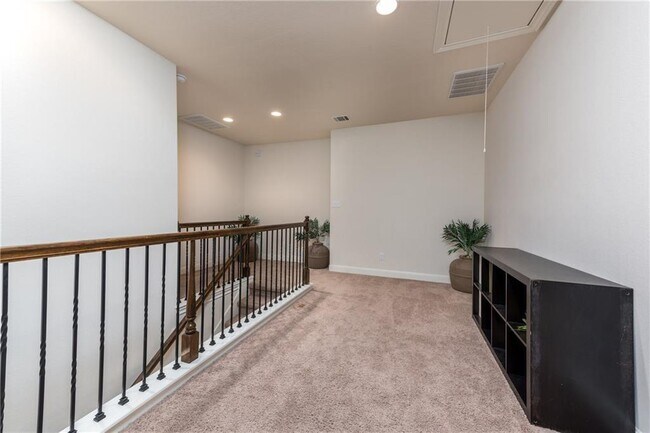 Building Photo - 3001 Tempe Dr