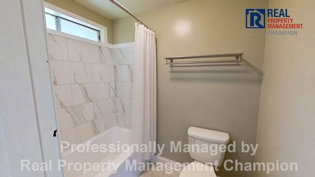 Building Photo - Charming home with open floor plan, vaulted ceilings and spacious backyard
