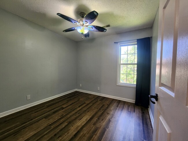 Building Photo - 1680 Barrywood Cir E