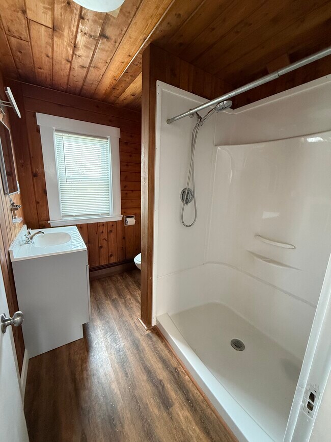 Building Photo - 1027 Monmouth St