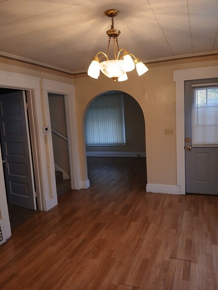 Building Photo - 608 N Henry St