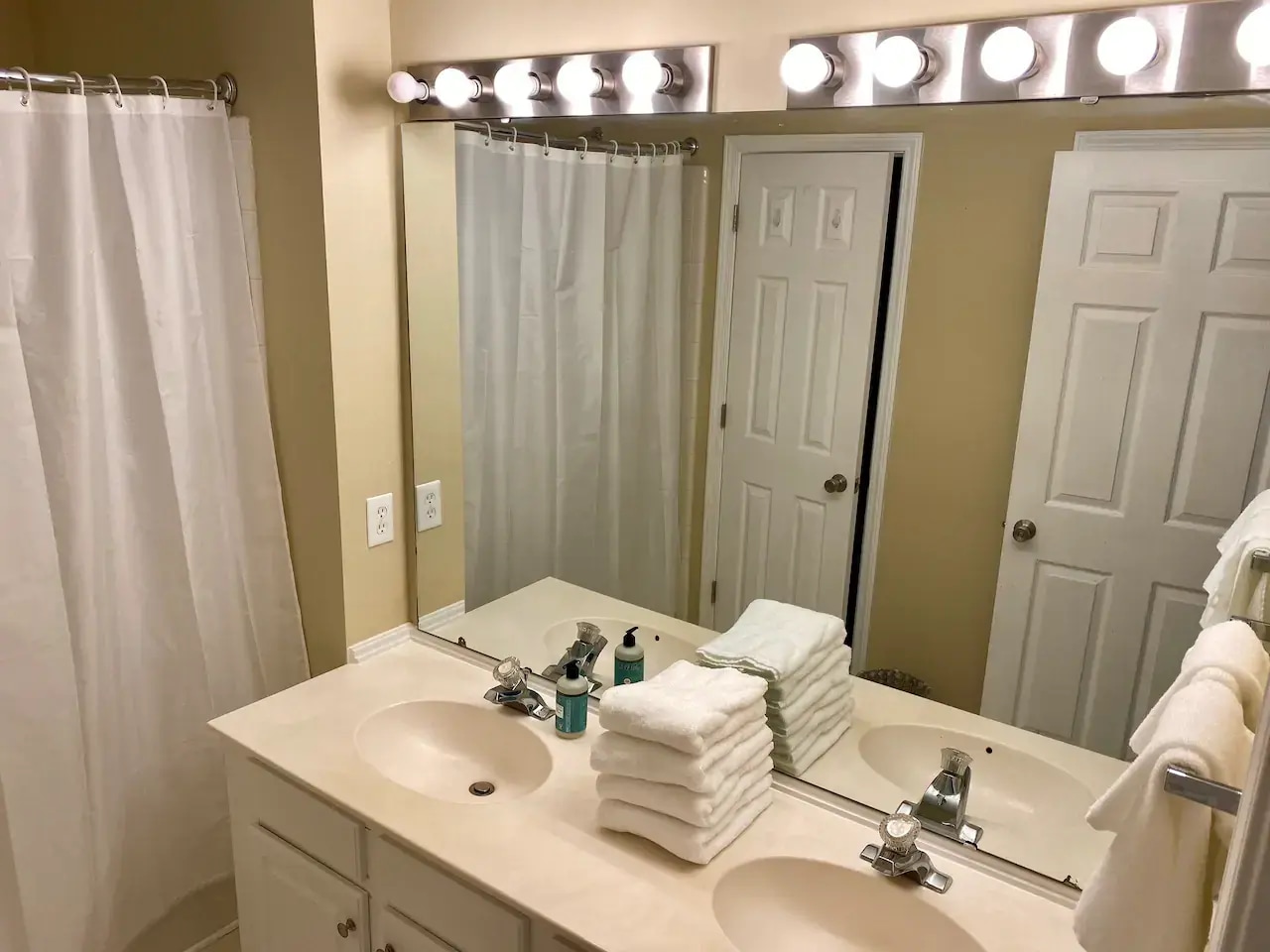 Master bathroom - 10820 Rumson Ct