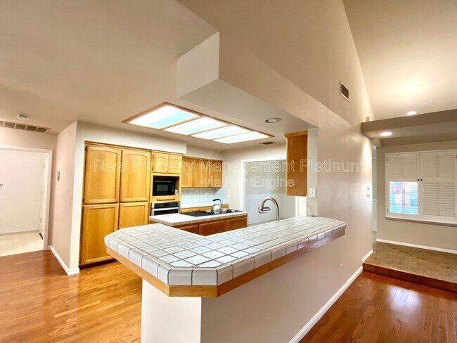 Building Photo - 672 W Ellery Ave