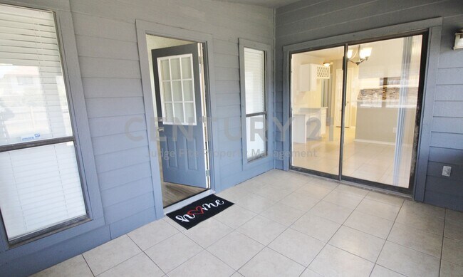 Building Photo - Spacious 2-Story 4/2.5/2 in Lancaster For Rent!