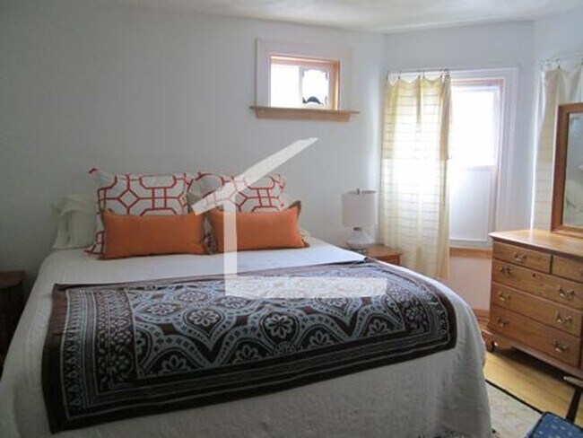 Building Photo - BROKER FEE PAID BY OWNER!!! Five bed Three Bath in lower Allston.....