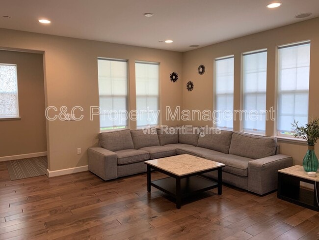 Building Photo - 412 Bungalow Dr