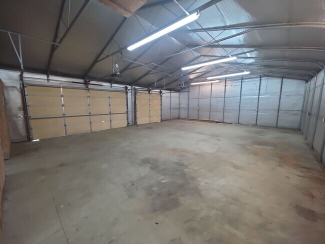 Building Photo - 124 Lake Ln