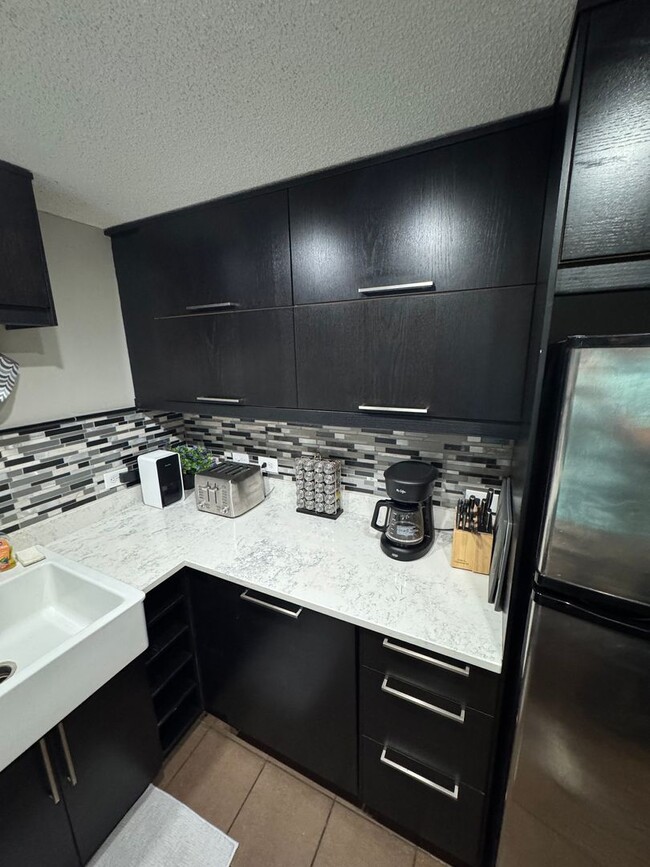 Building Photo - 2 Bed/1 Bath FULLY Furnished Condo at City Heights!