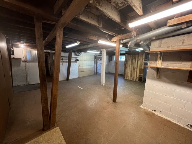 Building Photo - AVAILABLE JUNE - 3 Bed 1 Bath w/ Great View