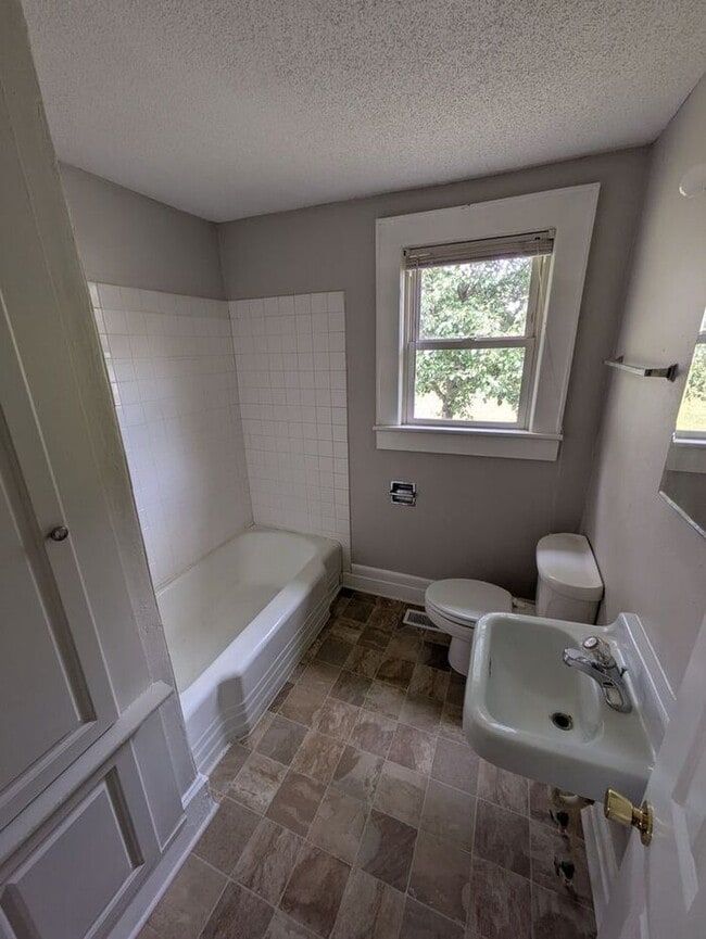 Building Photo - 2BD/2BA House in Hickory