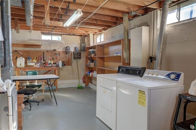 Building Photo - 9 Glenview Dr