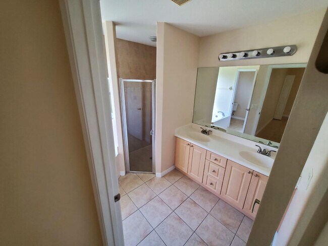 Building Photo - 1049 SW Ingrassina Ave