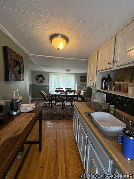 Building Photo - 370 Main St