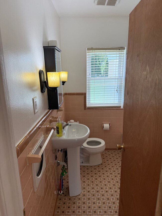 Building Photo - Move-In Ready 2-bedroom, 2-bathroom Home n...