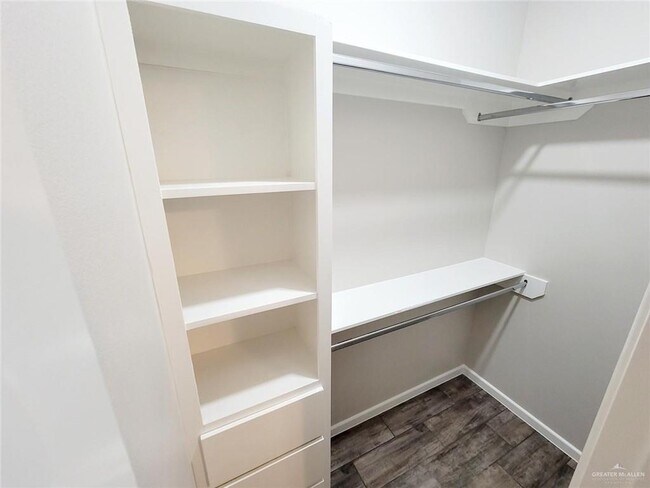 Building Photo - 1404 Alta Vista Dr