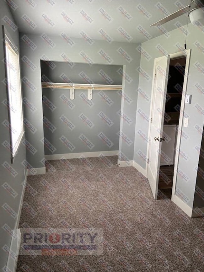 Building Photo - Townhome with a garage!