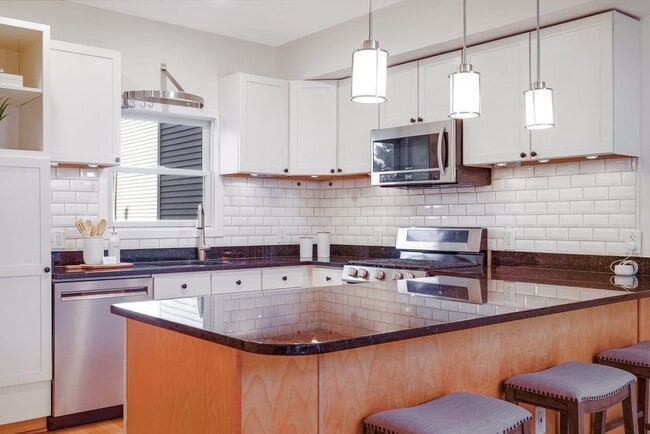 Building Photo - Available Now! Updated 2 Bedroom 2 1/2 Bathroom Condo! Parking Included!