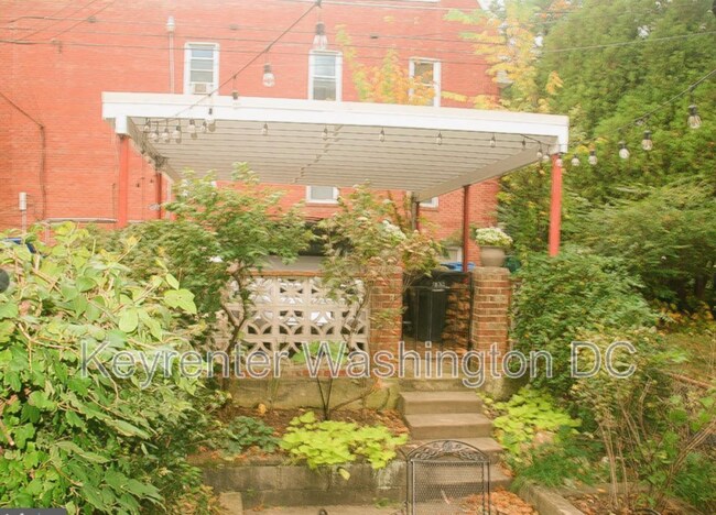 Building Photo - 242 Emerson St NW