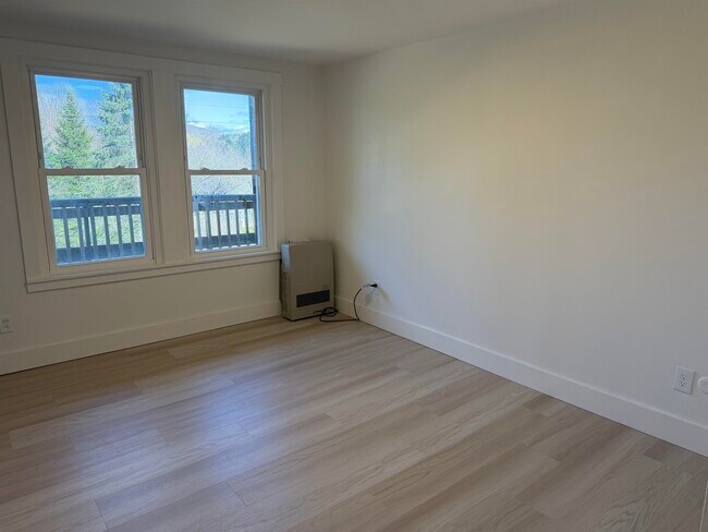 Building Photo - 473 Maple St