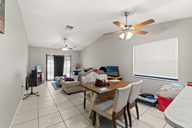 Building Photo - 7124 Barclay Ave