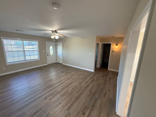 Building Photo - Great Home in Convenient Halls Location